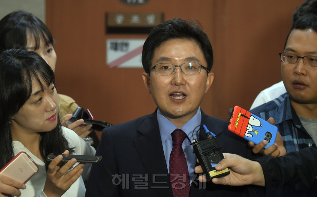 지난 24일 JTBC 방송이 비선실세 의혹을 받고 있는 최순실 씨가 박근혜 대통령의 연설문 44건 등 국무회의 모두발언, 대선 유세문, 당선 소감문 등의 각종 발언 자료를 실제 연설 전에 받아봤으며, 박 대통령의 최측근 인사가 이를 전달한 것으로 확인됐다고 보도했다. 사진은 최씨의 사무실에 있던 PC에 저장된 파일들을 공개한 방송 화면(왼쪽 사진). 김용태 새누리당 의원은 25일 오전 국회 정론관에서 기자회견을 열고 최순실 의혹과 관련해 특검을 촉구했다.
[JTBC 화면캡처]·안훈 기자/rosedale@heraldcorp.com