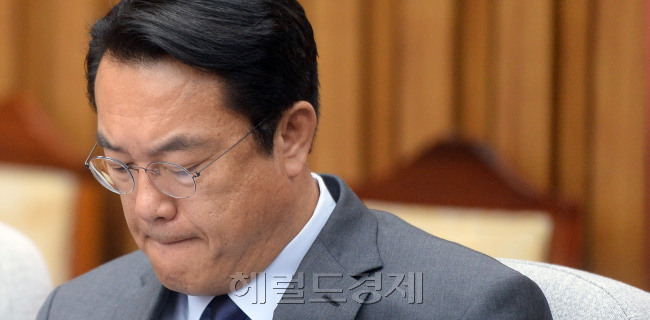 새누리당 정진석 원내대표가 25일 오전 서울 여의도 국회에서 열린 원내대책회의에서 생각에 잠겨 있다./ 안훈 기자 rosedale@heraldcorp.com 2016.10.25
새누리당 정진석 원내대표가 25일 오전 서울 여의도 국회에서 열린 원내대책회의에서 생각에 잠겨 있다./ 안훈 기자 rosedale@heraldcorp.com 2016.10.25