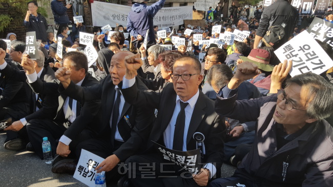 [사진=경찰이 25일 오후 3시 다시 고(故) 백남기 씨 시신에 대한 부검영장을 집행하겠다고 밝힌 가운데 백남기 투쟁본부 측 인사들이 서울 종로구 서울대병원 장례식장 앞에 모여 영장 집행 저지를 위한 준비를 하고 있다. 유오상 기자/osyoo@heraldcorp.com]