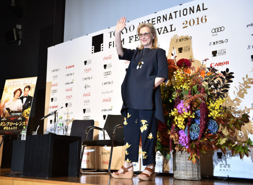 US actress Meryl Streep waves to the media following a press conference for her latest movie “Florence Foster Jenkins” in Tokyo on Monday. (AFP-Yonhap)