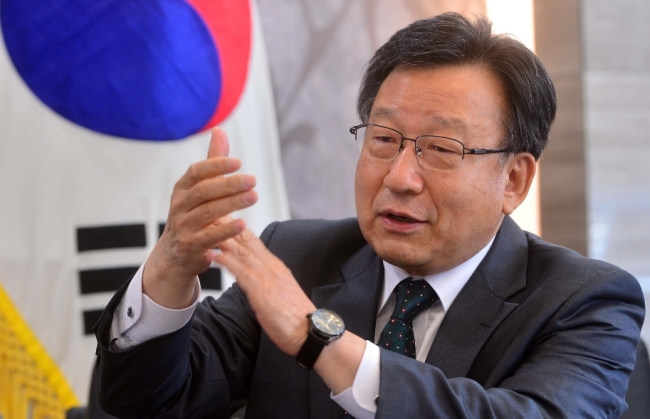 27일로 취임 2주년을 맞는 이원복 KTL원장이 그간의 소회와 함께 글로벌 전략 등 포부를 밝히고 있다.  이상섭 기자/babtong@