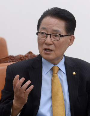 박지원 국민의당 비상대책위원장이 25일 본지와 인터뷰를 하고 있다.
안훈 기자/rosedale@heraldcorp.com