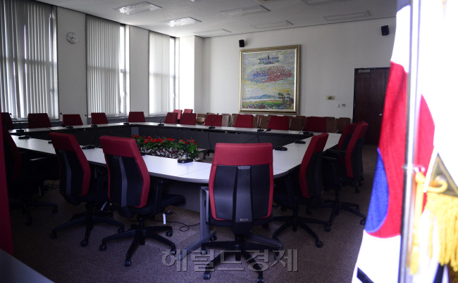 추미애 더불어민주당 대표(왼쪽)가 26일 오전 서울 여의도 국회에서 열린 최고위원회의에서 모두발언을 하고 있다(왼쪽 사진). 박근혜 대통령이 최순실 사태에 대해 25일 대국민 사과기자회견을 한 가운데 26일 오전 서울 여의도 국회 새누리당 대표회의실이 불 꺼진 채 텅 비어 있다. 새누리당 내에선 지도부 사퇴, 비대위 체제 전환 등 자성의 목소리가 쏟아지고 있다.  박해묵 기자/mook@heraldcorp.com