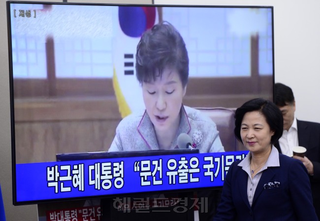 [사진=추미애 더불어민주당 대표가 26일 오전 서울 여의도 국회에서 열린 최고위원회의에 참석하고 있다. 박해묵 기자/mook@heraldcorp.com]