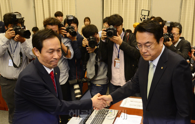 [사진=추미애 더불어민주당 대표가 26일 오전 서울 여의도 국회에서 열린 최고위원회의에 참석하고 있다. 박해묵 기자/mook@heraldcorp.com]