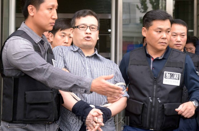 [사진=오패산총격범 성병대가  26일 현장검증을 받기 위해 강북경찰서를 떠나고 있다.  성병대는 집주인을 폭행했던 숙소와 김창호경위를 피살했던 오패산터널에서 현장검증을 한다. 정희조 기자/checho@heraldcorp.com]