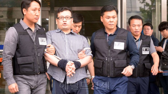 [사진=오패산총격범 성병대가  26일 현장검증을 받기 위해 강북경찰서를 떠나고 있다.  성병대는 집주인을 폭행했던 숙소와 김창호경위를 피살했던 오패산터널에서 현장검증을 한다. 정희조 기자/checho@heraldcorp.com]
