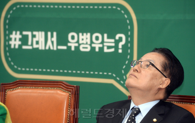 박지원 국민의당 비상대책위원장 겸 원내대표가 26일 오전 서울 여의도 국회에서 열린 비상대책위원회의에서 생각에 잠겨 있다. 백보드에 실린 문구가 박 비대위원장의 생각을 대변하는 듯하다. 안훈 기자 rosedale@heraldcorp.com