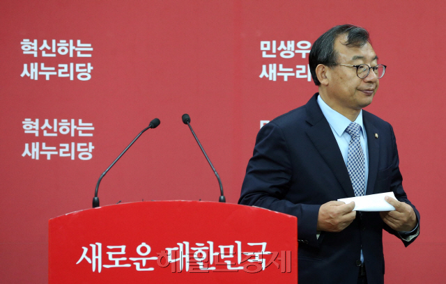 [사진=이정현 새누리당 대표가 26일 서울 여의도 새누리당 당사에서 기자회견을 마친 뒤 이동하고 있다. 박해묵 기자/mook@heraldcorp.com]