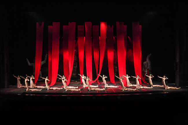 A scene from the Seoul Metropolitan Dance Theater’s contemporary ballet production “Sin-Si, the Festival of the Sun.” (Sejong Center)