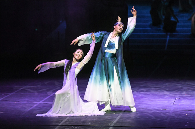 A scene from the Seoul Metropolitan Dance Theater’s contemporary ballet production “Sin-Si, the Festival of the Sun.” (Sejong Center)
