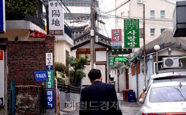 [사진=김영란법이 시행되면서 투명한 사회로의 대변화가 예상된다. 사진은 김영란법 시행후 서울 종로구 정부서울청사 인근 한정식집이 밀집한 한 골목. 문전성시를 이루던 식당가는 갑자기 한산해졌다. 박현구 기자/phko@heraldcorp.com]