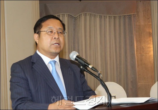 김영배 한국경영자총협회 상임부회장은 27일,  여러 사건들로 나라가 혼란스러운 상황에서 기업들이 비상한 각오를 다져야 한다고 말했다.