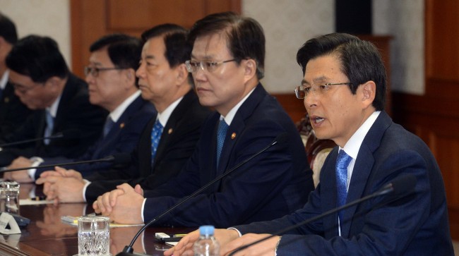 황교안 국무총리(오른쪽)가 27일 오전 서울 세종로 정부 서울청사에서 열린 국무위원 간담회에서 모두발언을 하고 있다. 안훈 기자/rosedale@heraldcorp.com