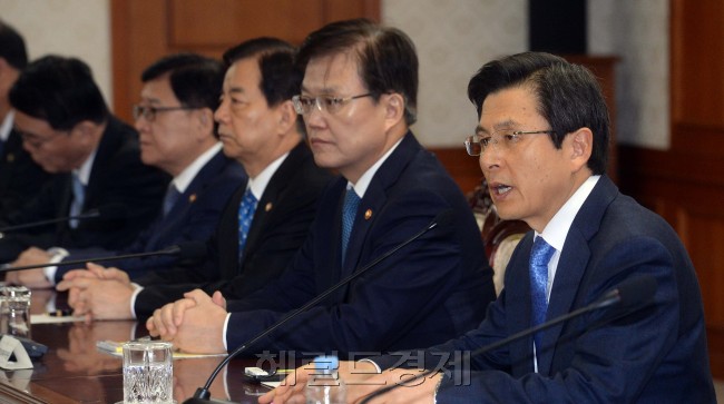황교안 국무총리(오른쪽)가 27일 오전 서울 세종로 정부 서울청사에서 열린 국무위원 간담회에서 모두발언을 하고 있다. 안훈 기자/rosedale@heraldcorp.com