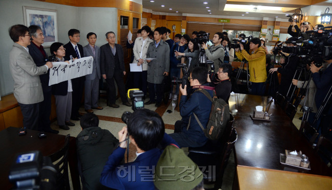 [사진=성균관대 교수 20여명이 27일 오전 서울 종로구 성균관대학교 교수회관에서 박근혜 대통령에게 ‘내각과 청와대 비서진 총사퇴’를 요구하는 시국선언문을 발표하고 있다. 김정탁 성균관대 신문방송학과 교수는 선언문에서 “대통령은 탄핵받아야 마땅하지만 국가적 현안이 산적한 상황에서 탄핵은 비현실적이다. 대통령이 가능한 한 빨리 내각과 청와대 비서진을 모두 사퇴시키고 거국적인 중립 내각을 구성해야 한다”고 주장했다. 박현구 기자/phko@heraldcorp.com]