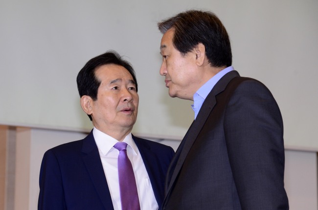 국가운영체제와 개헌을 주제로 한 보수와 진보 합동토론회가 27일 오전 서울 여의도 중소기업중앙회에서 열린 가운데 정세균 국회의장(왼쪽)과 김무성 전 새누리당 대표가 인사를 나누고 있다.  박해묵 기자/mook@heraldcorp.com