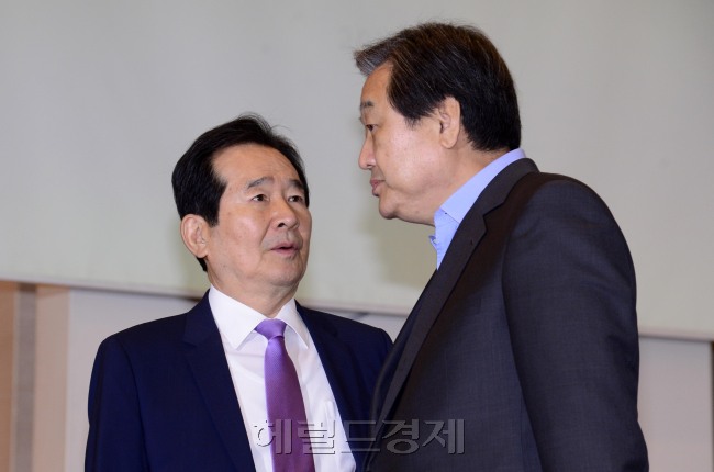 국가운영체제와 개헌을 주제로 한 보수와 진보 합동토론회가 27일 오전 서울 여의도 중소기업중앙회에서 열린 가운데 정세균 국회의장(왼쪽)과 김무성 전 새누리당 대표가 인사를 나누고 있다.  박해묵 기자/mook@heraldcorp.com