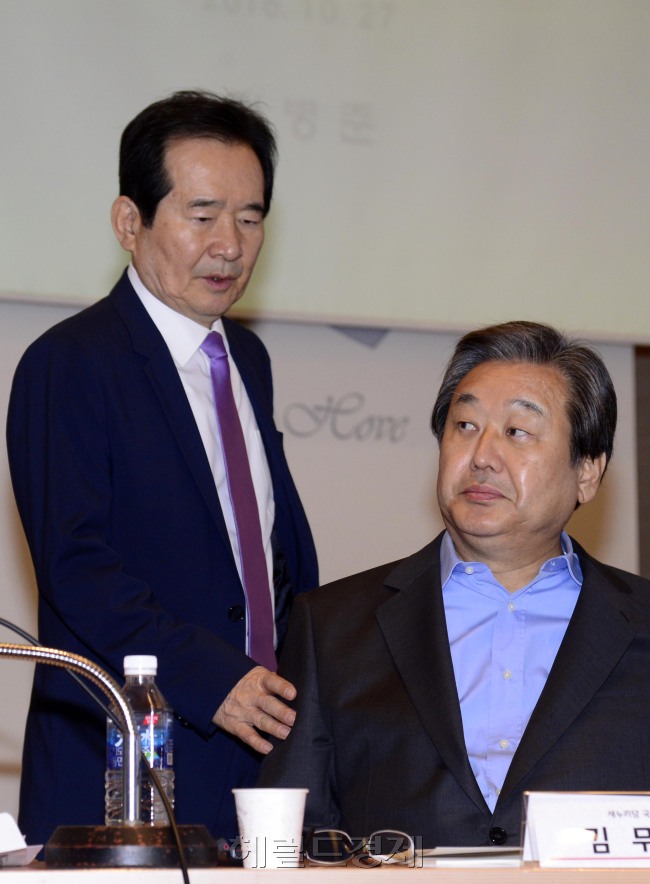 [사진=국가운영체제와 개헌을 주제로 한 보수와 진보 합동토론회가 27일 오전 서울 여의도 중소기업중앙회에서 열린 가운데 정세균 국회의장(왼쪽)과 김무성 전 새누리당 대표가 인사를 나누고 있다. 박해묵 기자/mook@heraldcorp.com]