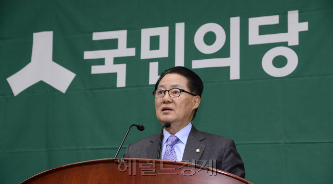 [사진=박지원 국민의당 비상대책위원장이 27일 오전 서울 여의도 국회에서 열린 의원총회에서 모두발언을 하고 있다. 박해묵 기자/mook@heraldcorp.com]
