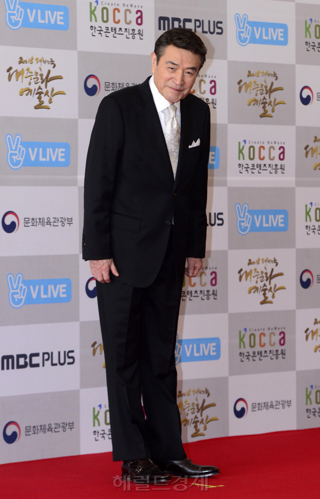 사진설명 : 영화배우 남궁원이 27일 서울 국립극장 해오름극장에서 열린 '2016년 대한민국 대중문화예술상' 레드카펫 위를 걸어가고 있다. 영화배우 남궁원은 한중 합작영화 <청일전쟁과 여걸 민비>, <달기> 등에 출연하며 한국영화의 중국진출을 위한 초석을 다져 문화훈장을 수훈한다. 박해묵 기자/mook@heraldcorp.com
