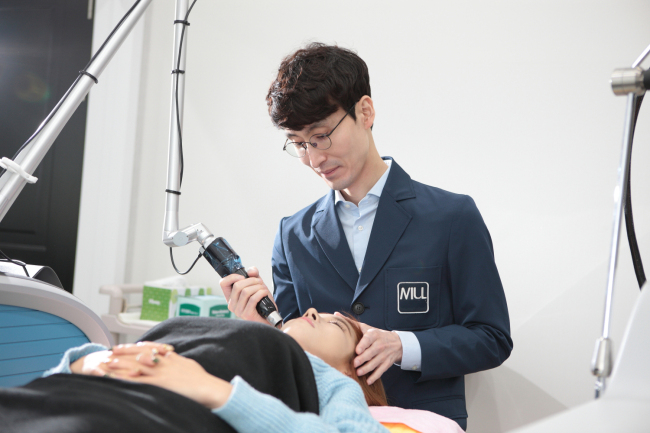 ▲색소제거 레이저시술 모습