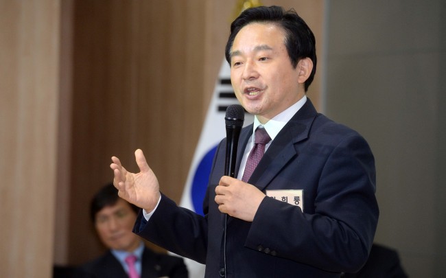 27일 오전 서울 관악구 서울대 아시아연구소에서 열린 '서울대 국가 정책포럼'에서 원희룡 제주지사가 발제를 하고 있다./ 안훈 기자 rosedale@heraldcorp.com 2016.10.27
27일 오전 서울 관악구 서울대 아시아연구소에서 열린 '서울대 국가 정책포럼'에서 원희룡 제주지사가 발제를 하고 있다./ 안훈 기자 rosedale@heraldcorp.com 2016.10.27