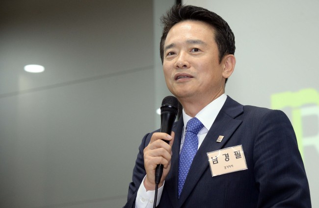 27일 오전 서울 관악구 서울대 아시아연구소에서 열린 '서울대 국가 정책포럼'에서 남경필 경기지사가 발제를 하고 있다./ 안훈 기자 rosedale@heraldcorp.com 2016.10.27