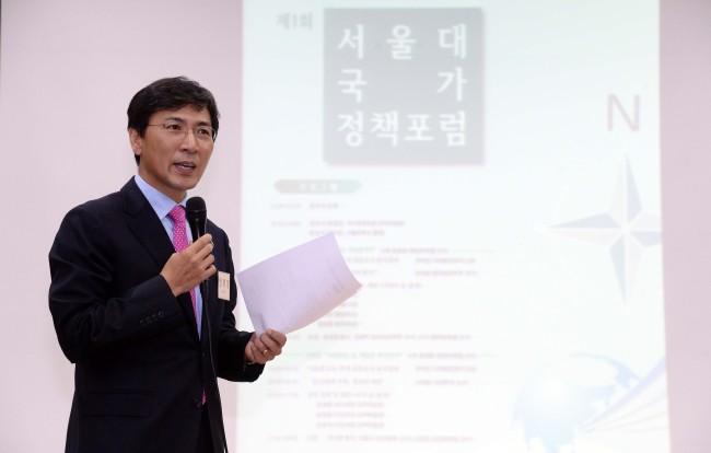 27일 오전 서울 관악구 서울대 아시아연구소에서 열린 '서울대 국가 정책포럼'에서 안희정 충남지사가 발제를 하고 있다./ 안훈 기자 rosedale@heraldcorp.com 2016.10.27