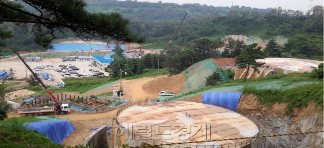 성산 완충녹지는 석유비축기지 인근에 결정된 곳이다. 2000년 비축유가 용인으로 이송된 이후 본래 역할이 사라졌다. 시는 일대를 공원화하겠다는 계획이다. 사진은 택지개발공사가 진행 중인 구 석유비축기지. [사진제공=서울연구원]