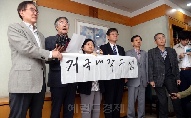 [사진=성균관대 교수 20여명이 27일 오전 서울 종로구 성균관대학교 교수회관에서 박근혜 대통령에게 ‘내각과 청와대 비서진 총사퇴’를 요구하는 시국선언문을 발표하고 있다. 박현구 기자/pkho@heraldcorp.com]