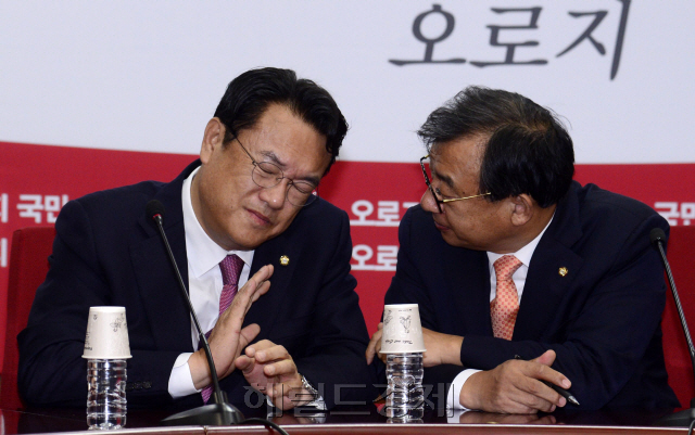 [사진=이정현 새누리당 대표(오른쪽)와 정진석 원내대표(왼쪽)가 27일 오전 서울 여의도 새누리당 당사에서 열린 최고위원회의에서 귀엣말을 나누고 있다. 박해묵 기자/mook@heraldcorp.com]