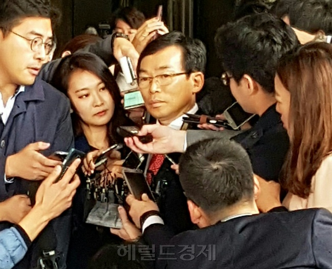 ‘미르ㆍK스포츠 재단’의 대기업 모금 의혹과 관련해 배임 혐의로 고발 당한 이승철 전경련 부회장이 28일 오전 서울중앙지검에 참고인 신분으로 소환되면서 기자들의 질문을 받고 있다. [사진=헤럴드경제]