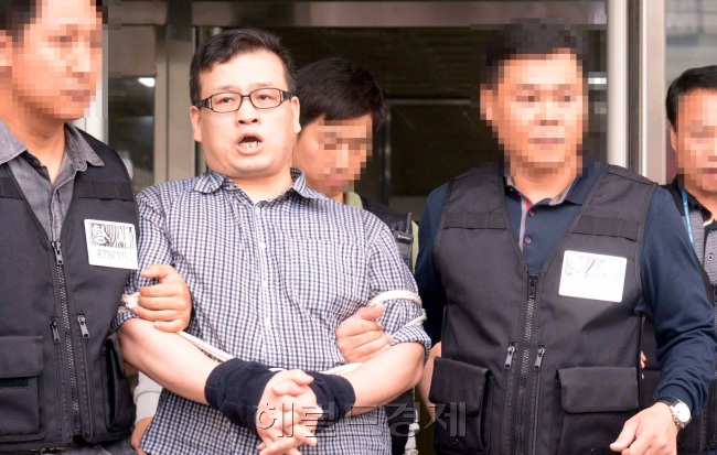 [사진=오패산 터널 총기 사건 피의자 성병대가 지난 26일 현장검증을 받기 위해 강북경찰서를 떠나고 있다. 정희조 기자/checho@heraldcorp.com]
