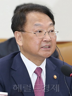 유일호 경제부총리 겸 기획재정부 장관 [사진=헤럴드경제DB]