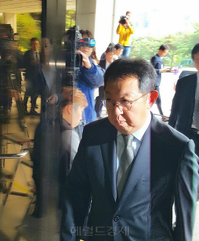 [사진설명=우병우 청와대 민정수석에 대한 감찰 내용을 누설한 혐의로 고발 당한 이석수 전 특별감찰관이 조사를 받기 위해 28일 오후 서울중앙지검 청사로 들어가고 있다. 김현일 기자/joze@heraldcorp.com]