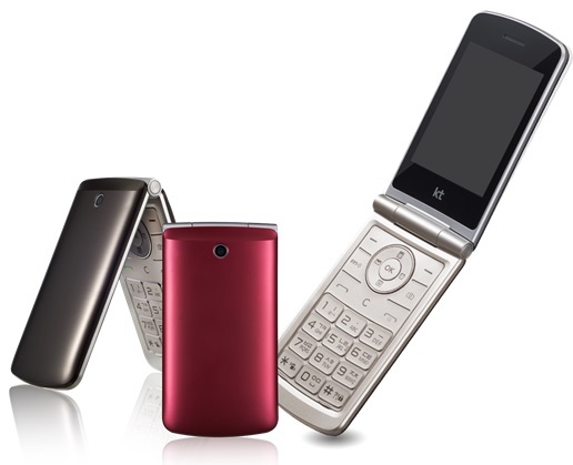 LG’S NEW 3G CELL PHONE — LG Electronics‘ Wine 3G cell phone began sales in South Korea on Sunday via local carrier KT. LG’s new budget handset is designed for senior consumers who prefer cheap cell phones offering the most basic functions over high-end smartphones with complex features. The LG Wine 3G is priced at 143,000 won ($125) including taxes and is available in two colors — brown and red. (KT)
