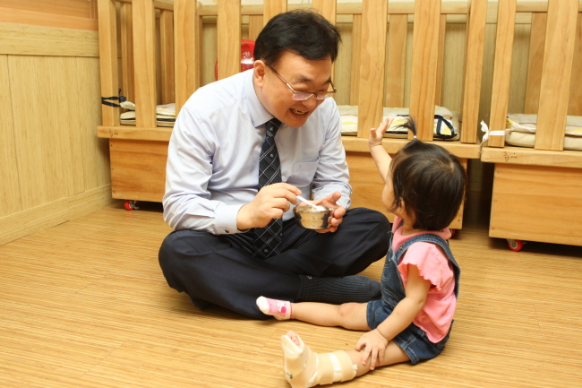 LS전선 윤재인 대표가 본사가 있는 안양 인근 아동시설에서 봉사활동을 하고 있다. LS전선은 ‘선으로 하나되는 세상’이라는 비전을 선포하고, 다양한 봉사 활동을 펼치고 있다.
