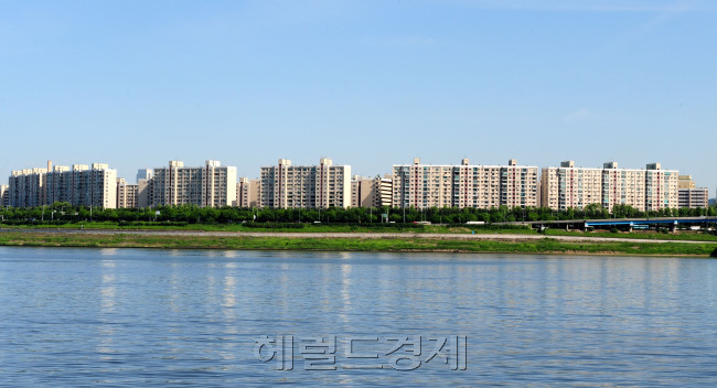 정부의 규제 메스는 지방도 예외가 아니다. 청약경쟁률과 분양가가 비정상적으로 높은 곳이 있어서다. 최근 2개월간 평균 청약경쟁률이 5대 1 이상인 지역은 12개 시ㆍ도의 31개 지자체로 조사됐다. 사진은 압구정 일대 전경. [사진=이상섭 기자/babtong@heraldcorp.com]　