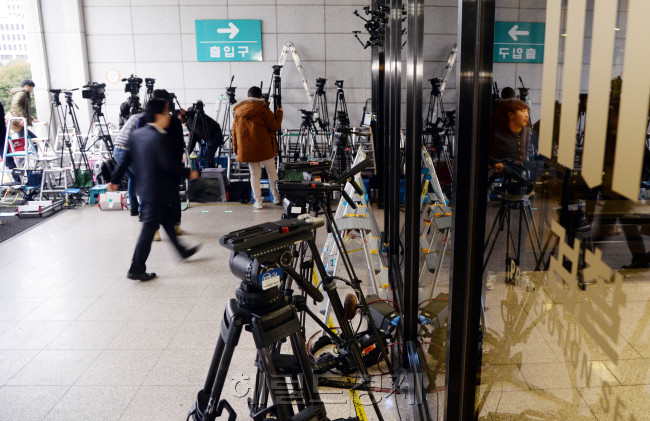 [사진=대한민국 뒤흔든 ‘최순실 게이트’ 실체 밝혀질까. 국정 농단 의혹을 받고 있는 ‘비선실세’ 최순실씨가 31일 오후 3시 검찰에 소환되는 가운데 이날 오전부터 서울 서초동 중앙지검에 취재진들이 포토라인을 치고 최씨의 출석을 기다리고 있다. 박현구 기자/phko@heraldcorp.com]