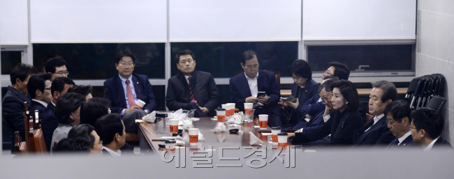 [사진=31일 오전 새누리당 비박계 의원 40여명이 서울 여의도 국회 의원회관에서 모여 회동을 가지고 있다. 이들은 회동 후 '당 비도부 총사퇴'를 요구했다. 박해묵 기자/mook@heraldcorp.com]