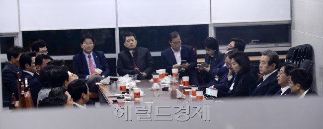 [사진=31일 오전 새누리당 비박계 의원 40여명이 서울 여의도 국회 의원회관에서 모여 회동을 가지고 있다. 이들은 회동 후 '당 비도부 총사퇴'를 요구했다. 박해묵 기자/mook@heraldcorp.com]