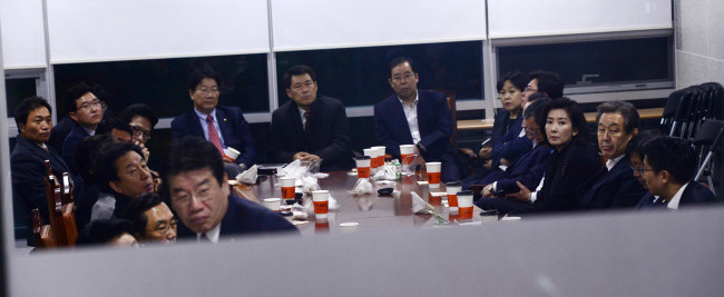 31일 오전 김무성 전 대표 등 새누리당 비박계 의원 40여명이 서울 여의도 국회 의원회관에서 모여 회동을 갖고 있다. 이들은 회동 후 ‘당 지도부 총사퇴’를 요구했다.  박해묵 기자/mook@heraldcorp.com