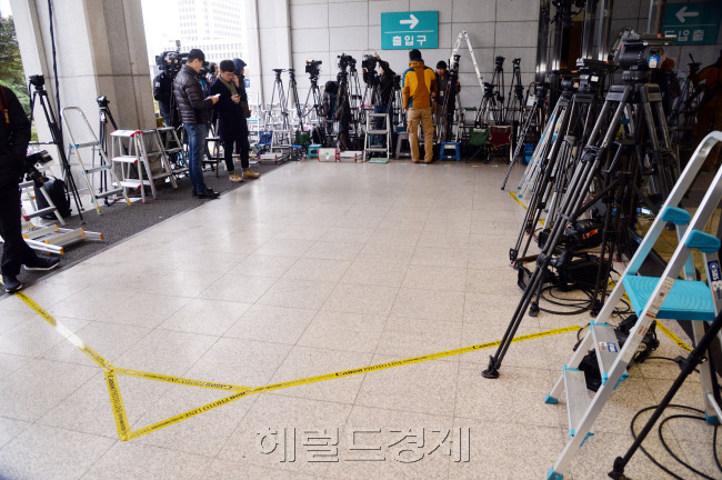 [사진설명=대한민국 뒤흔든 ‘최순실 게이트’ 실체 밝혀질까. 국정 농단 의혹을 받고 있는 ‘비선실세’ 최순실씨가 31일 오후 3시 검찰에 소환되는 가운데 이날 오전부터 서울 서초동 중앙지검에 취재진들이 포토라인을 치고 최씨의 출석을 기다리고 있다. 박현구 기자/phko@heraldcorp.com]