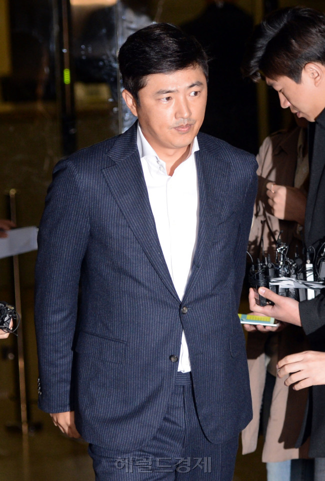‘비선 실세’ 최순실씨 최측근 고영태씨가 31일 오후 검찰 조사를 받고 서울중앙지검을 나서다 취재진에 둘러싸여 질문에 답하고 있다. 고씨는 “검찰에 소신껏 얘기했다. 물의를 일으켜 죄송하다”고 하면서도 문제의 태블릿PC는 자신의 것이 아니라고 강하게 주장했다. 고씨는 최씨의 미르ㆍK 스포츠재단 운영ㆍ설립 과정과 청와대 문건 유출을 비롯한 최씨의 국정농단 의혹을 밝힐 핵심 인물로 알려졌다. 박현구 기자/phko@heraldcorp.com