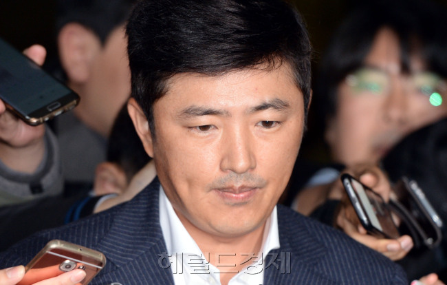 ‘비선 실세’ 최순실씨 최측근 고영태씨가 31일 오후 검찰 조사를 받고 서울중앙지검을 나서다 취재진에 둘러싸여 질문에 답하고 있다. 고씨는 “검찰에 소신껏 얘기했다. 물의를 일으켜 죄송하다”고 하면서도 문제의 태블릿PC는 자신의 것이 아니라고 강하게 주장했다. 고씨는 최씨의 미르ㆍK 스포츠재단 운영ㆍ설립 과정과 청와대 문건 유출을 비롯한 최씨의 국정농단 의혹을 밝힐 핵심 인물로 알려졌다. 박현구 기자/phko@heraldcorp.com
