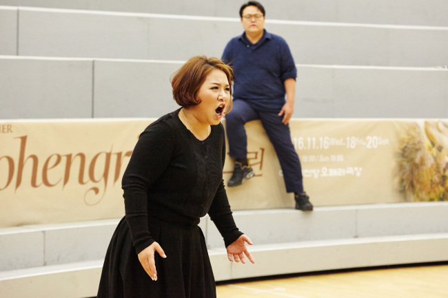 Soprano Seo Sun-young (left) and tenor Charles Kim perform a scene from Richard Wagner’s “Lohengrin,” during a press conference at the N Studio in Seoul on Monday. (Korea National Opera)