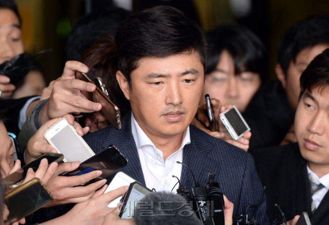 [사진설명=고영태 씨가 31일 오후 검찰 조사를 마치고 서울중앙지검 청사를 빠져 나오면 기자들의 질문에 답하고 있다. 박현구 기자/phko@heraldcorp.com]