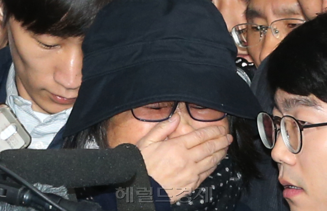 [사진=국정 농단 의혹을 받고 있는 ‘비선실세’ 최순실씨(60·최서원으로 개명)가 31일 오후 검찰 조사를 받기 위해 서울 서초동 서울중앙지검으로 들어서고 있다. 검은색 모자와 목도리, 두꺼운 외투 등으로 최대한 얼굴을 가린 최씨는 시종일관 울먹이며 취재진의 질문에 제대로 답하지 못했다. 최씨는 검찰 안 엘리베이터 앞에서 “국민여러분 용서해주십시요. 죽을 죄를 지었습니다”라고 짧게 말한 뒤 엘리베이터에 올랐다. 검찰은 최 씨를 상대로 대통령 연설문 사전 열람 및 수정 등 10여가지 이상의 의혹을 집중 추궁할 예정이다. 박현구 기자/phko@heraldcorp.com]
