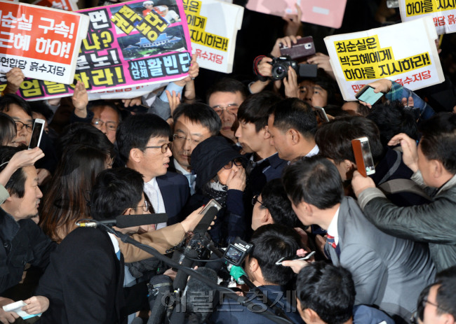 [사진=국정 농단 의혹을 받고 있는 ‘비선실세’ 최순실씨(60·최서원으로 개명)가 31일 오후 검찰 조사를 받기 위해 서울 서초동 서울중앙지검으로 들어서고 있다. 검은색 모자와 목도리, 두꺼운 외투 등으로 최대한 얼굴을 가린 최씨는 시종일관 울먹이며 취재진의 질문에 제대로 답하지 못했다. 최씨는 검찰 안 엘리베이터 앞에서 “국민여러분 용서해주십시요. 죽을 죄를 지었습니다”라고 짧게 말한 뒤 엘리베이터에 올랐다. 검찰은 최 씨를 상대로 대통령 연설문 사전 열람 및 수정 등 10여가지 이상의 의혹을 집중 추궁할 예정이다. 박현구 기자/phko@heraldcorp.com]